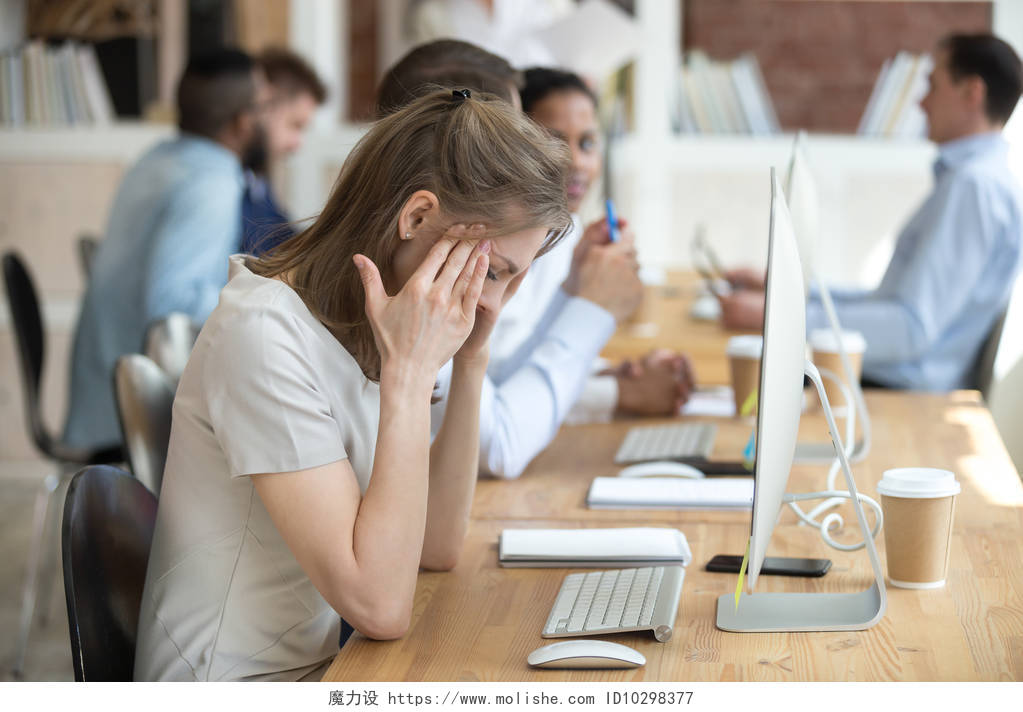 生病的女性坐在电脑前感到身体不适疲劳辛苦工作疲劳烦躁头晕犯困烦躁恼火烦躁